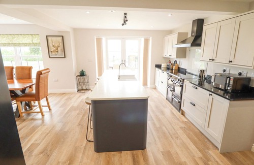 Winestead Cottage | FOREMANS COTTAGE, pet friendly, with a garden in Withernsea