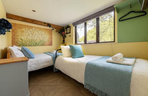 London Borough of Bromley Apartment | Forest 2BR Apt gated free Parking 2 acres Garden