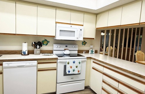 Grove City Condo | Forest Park – 2BR with Pool, Tennis & Clubhouse