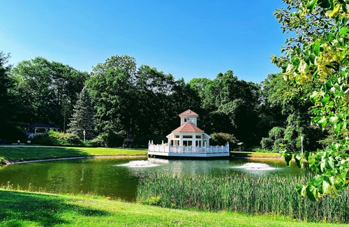 Farmington Cottage | Former 50 cents/ MIKE TYSON`S LAKE HOUSE STUDIO @ MANSION WITH POOL, TENNIS COURT, GYM!