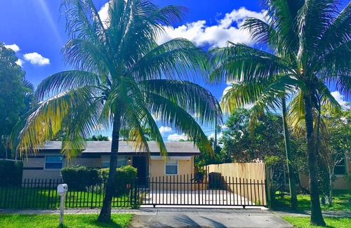North Andrews Gardens House | Fort Lauderdale 3 miles from the beach .Entire guest suite .