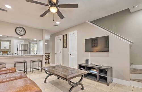 Wright House | Fort Walton Beach Townhome < 3 Mi to the Beach!