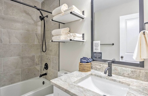 Wright House | Fort Walton Beach Townhome < 3 Mi to the Beach!