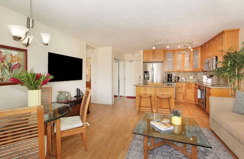 Waikiki Condo | FOUR PADDLE Mountain view with full kitchen, AC, washer/dryer, Wi-Fi, parking