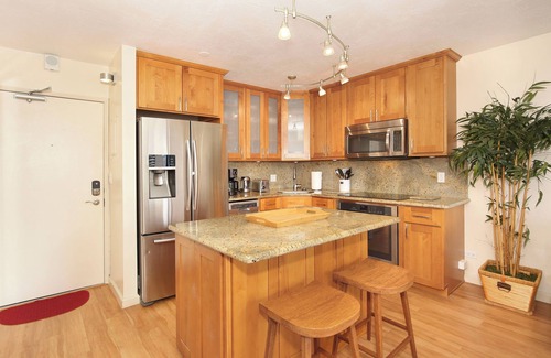 Waikiki Condo | FOUR PADDLE Mountain view with full kitchen, AC, washer/dryer, Wi-Fi, parking