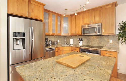 Waikiki Condo | FOUR PADDLE Mountain view with full kitchen, AC, washer/dryer, Wi-Fi, parking