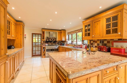 Norwich Cottage | Four Seasons | Fantastic Large Home with Hot Tub!