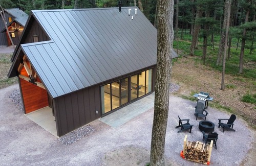 Wisconsin Dells Cabin | Fox Cabin @ Orange Tractor Retreat: 3BR ADA accessible cabin on 40 private acres