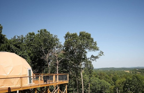 Eureka Springs Apartment | Fox Wood Luxury Glamping Dome with Indoor Jacuzzi, built-in hammock and Mountain Views - only 15 minutes from downtown Eureka Springs and 8 minutes from Beaver Lake.