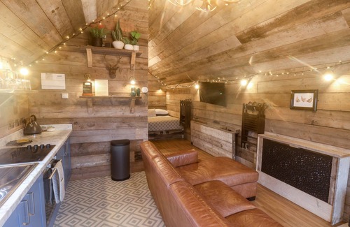 Scarborough Cottage | FOXES DEN, with hot tub in Seamer, North Yorkshire