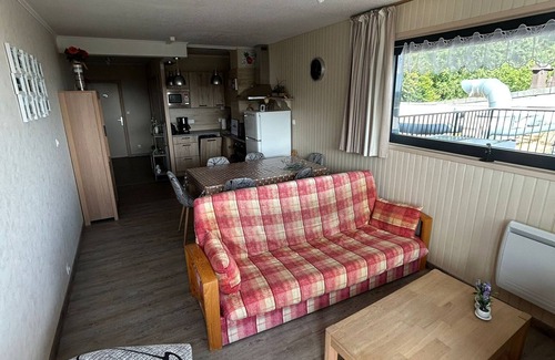 Besse-et-Saint-Anastaise Apartment | Large 3-room apartment with ski and lake views