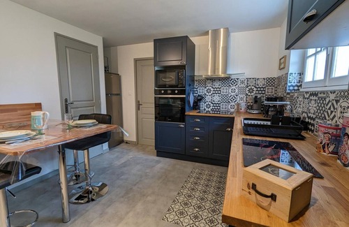 La Rochefoucauld Cottage | Cozy Ground Floor Apartment with Garden, BBQ, Free Bikes, Near Château and Shops