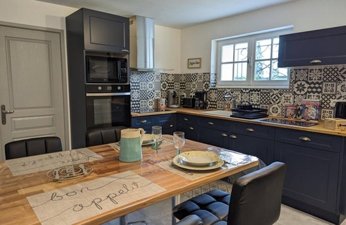 La Rochefoucauld Cottage | Cozy Ground Floor Apartment with Garden, BBQ, Free Bikes, Near Château and Shops