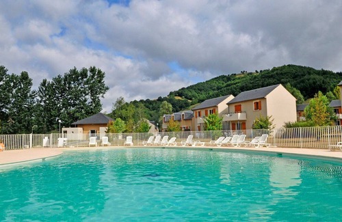 Saint-Geniez-d'Olt House | Duplex village goelia lia Saint geniez d'olt aveyron 2 heated pools