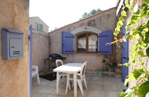 Saint-Maximin-la-Sainte-Baume Apartment | Independent apartment in Provencal country house, shady park, swimming pool, various games