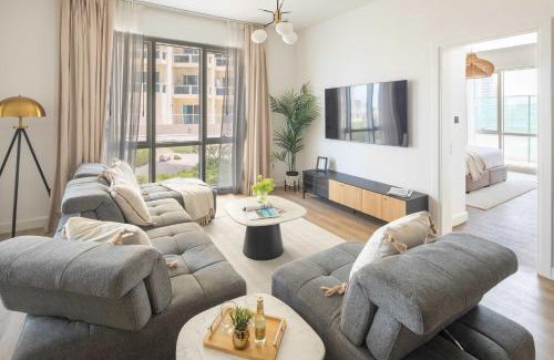 Dubai Production City Apartment | Frank Porter - Lago Vista Tower A