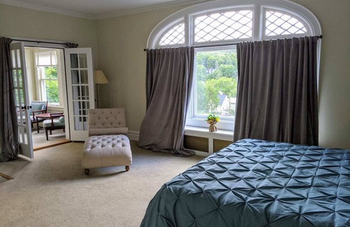 Saranac Lake Hotel | Franklin Manor - 2 King Suites and 1 Queen Suite