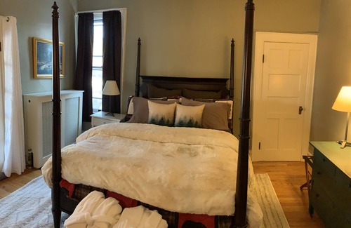 Saranac Lake Bed & Breakfast | Franklin Manor - Queen Suite Optional Adjoining