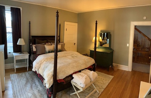 Saranac Lake Bed & Breakfast | Franklin Manor - Queen Suite Optional Adjoining