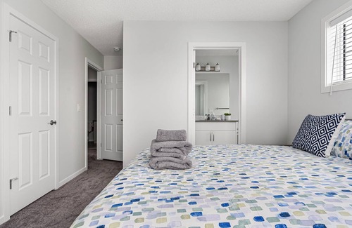 Airdrie House | FREE Banff Pass, 4BR Townhome, Sleeps 10, Garage
