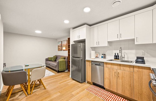 Calgary Condo | Free Banff Pass Tranquil 2BR Retreat w/Netflix