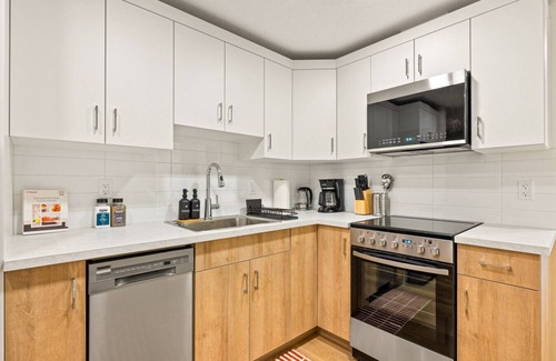 Calgary Condo | Free Banff Pass Tranquil 2BR Retreat w/Netflix