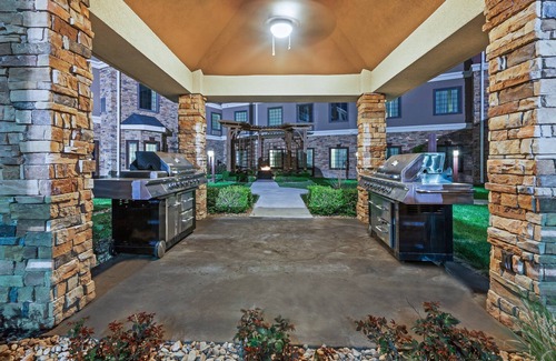 Amarillo Apartment | Free Breakfast Buffet. Pool & Hot Tub Access. Flatscreen TV.