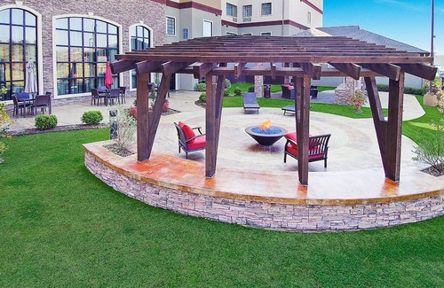 Longview Apartment | Free Breakfast. Indoor Pool & Hot Tub. Only 15 Min from Convention Center.