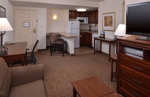 Plainfield Condo | Free Breakfast + Outdoor Pool + Hot Tub | 24 Hour Business Center