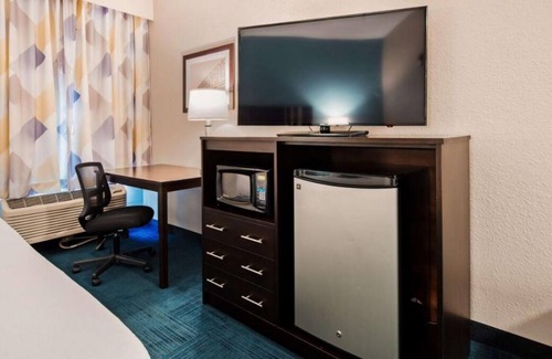 Blaine House | Free Breakfast & Parking! 4 Serene Units, Minutes to Ohio Valley Mall, Pool