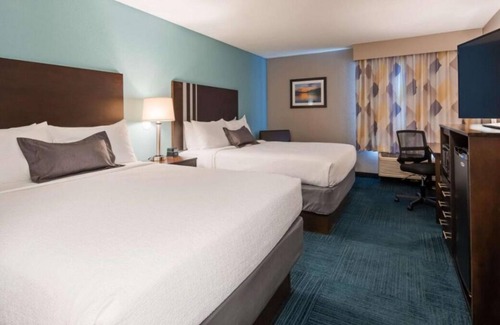 Blaine House | Free Breakfast & Parking! 4 Serene Units, Minutes to Ohio Valley Mall, Pool