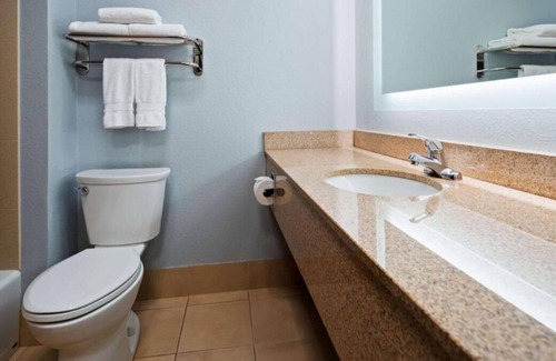 Blaine House | Free Breakfast & Parking! 4 Serene Units, Minutes to Ohio Valley Mall, Pool