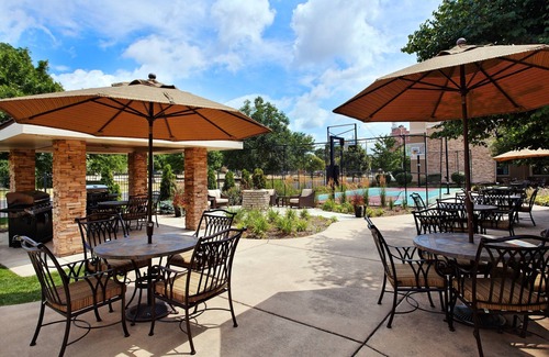 Peoria Apartment | Free Breakfast. Pool & Hot Tub. Near St. Francis Medical Center!