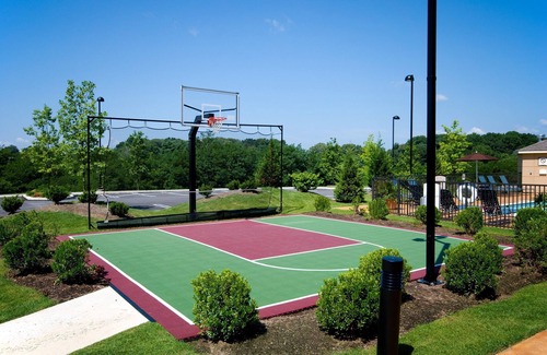 Concordville Condo | Free Breakfast. Seasonal Outdoor Pool. Gym. Relaxing Retreat!