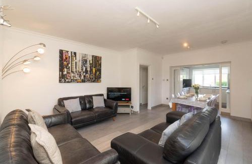 Aberdeen House | Free Drive Parking, Garden, Fast WIFI, lovely quiet street, Ideal for long term contractor, corporate etc stays - Dwellcome Home Ltd 5 Double Bedroom 2 and a half Bathroom Aberdeen House - see our site for assurance