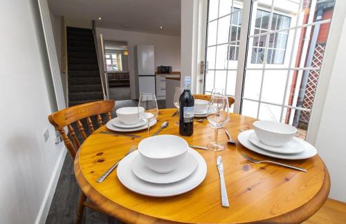 Jarrow House | Free Driveway Parking 3 Double Bedroom House, Ideal for long term contractor, etc stays, 4 miles 11 mins drive to Nissan, 20 mins drive to Sunderland Newcastle, Fast WIFI - see Dwellcome Home Ltd site for assurance