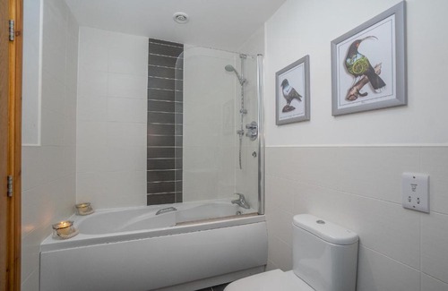 Aberdeen House | Free Driveway Parking, 637 Mbps WIFI, Ideal for Long Term Contractor, etc Stays, Regular Housekeeping Option - Dwellcome Home Ltd 5 Double Bedroom 3 Bathroom House - See Our Site for Assurance