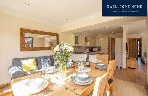 Aberdeen House | Free Driveway Parking, 637 Mbps WIFI, Ideal for Long Term Contractor, etc Stays, Regular Housekeeping Option - Dwellcome Home Ltd 5 Double Bedroom 3 Bathroom House - See Our Site for Assurance
