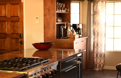 La Buena Vida House | Free Heated Pool-I mi to State Farm Stadium-Westgate-Family & Entertaining Home