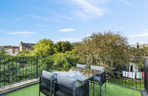 Haringey Apartment | Free Parking! 2BD Great Transport Links w/Balcony