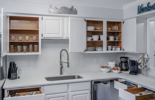 Rutledge Hill House | Free Parking! 4 Blocks to Broadway! No Bunks!