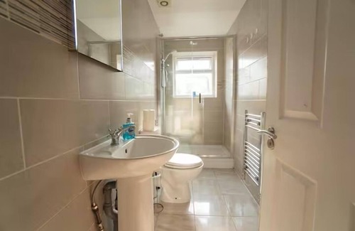 Reading Apartment | Free parking | 7 beds | Contractor & Large groups