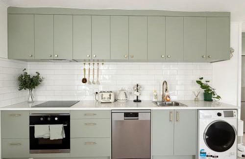 Mount Eden Villa | Free parking a fully renovated century old building, just a 5 minute drive to the city center Unit 4