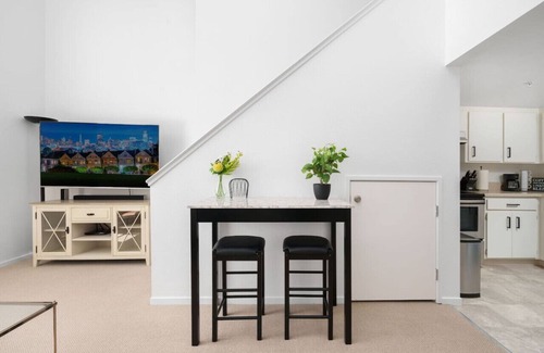 Downtown San Francisco Apartment | FREE Parking l 1.5 Bedroom Loft in Mission/Hayes