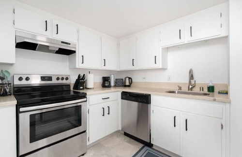 Downtown San Francisco Apartment | FREE Parking l 1.5 Bedroom Loft in Mission/Hayes