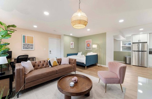 Lombard Apartment | Free Parking, Workdesk, King Bed