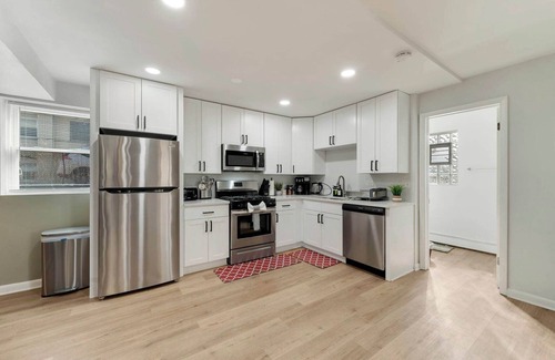 Lombard Apartment | Free Parking, Workdesk, King Bed