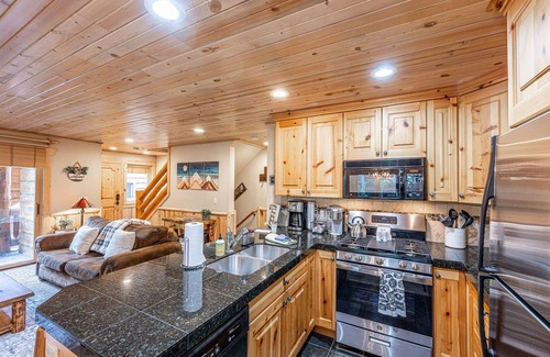 Park City Condo | *FREE ZIP-LINE TOUR* Modern Cabin – 5 Minutes to Canyons Village | Hot Tubs | On Free Shuttle Route