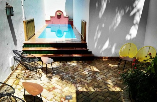Carmona House | FRENTEABASTOS Suites Cafe Hostal & Apartments