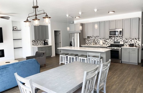 Paradise House | Fresh 4 bedroom pool jacuzzi close to the Strip